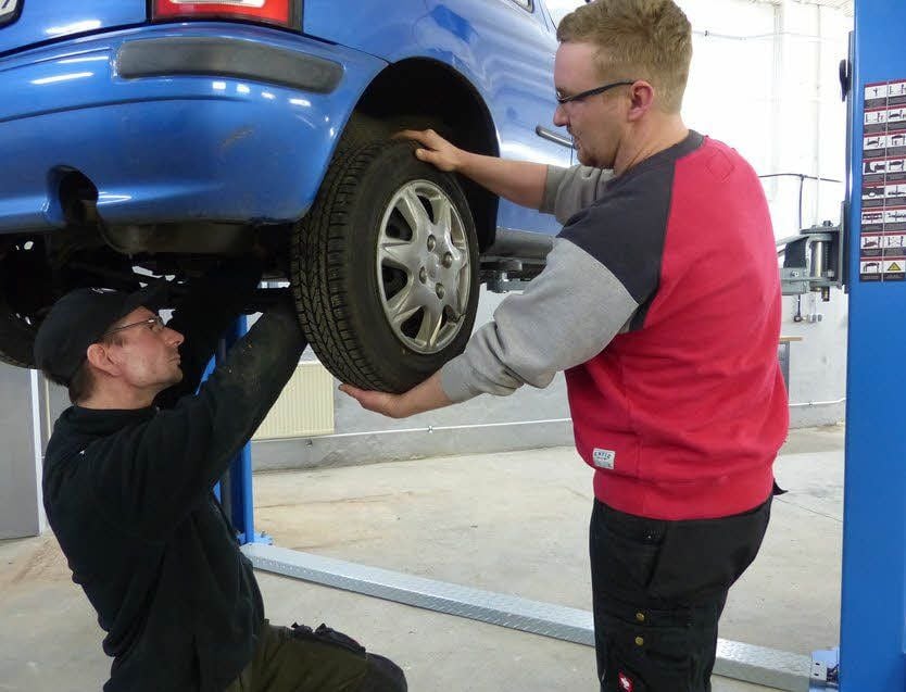 Nico Respondek (l.) und Nico Kittler in der neuen Werkstatt