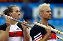 Michael Stolle (r) und Tim Lobinger warten auf ihren Probesprung. (Foto: dpa)