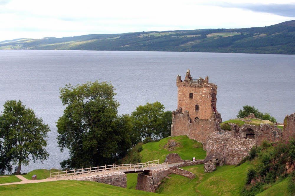 Der schottische See Loch Ness.