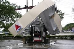 Zerstörte Tankstelle in der Ortschaft Naples im US-Bundesstaat Florida (Foto: dpa)