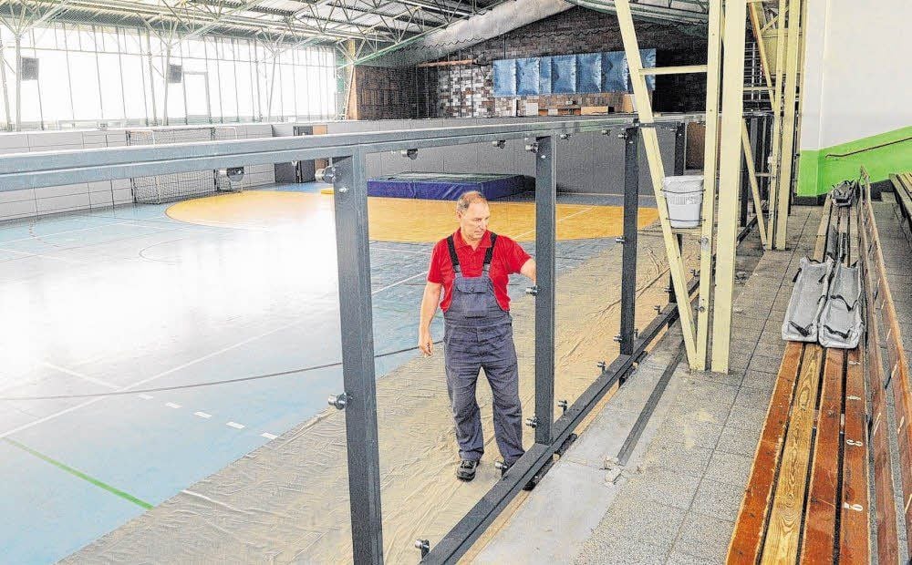 Hallenwart Silvio Herrmann prüft das Gestell für die Prallwände, die in der kommenden Woche in der Hettstedter Drushba-Halle montiert werden. Das Gebäude stammt aus den 60er Jahren und muss deshalb auf den sicherheitstechnischen Stand gebracht werden.