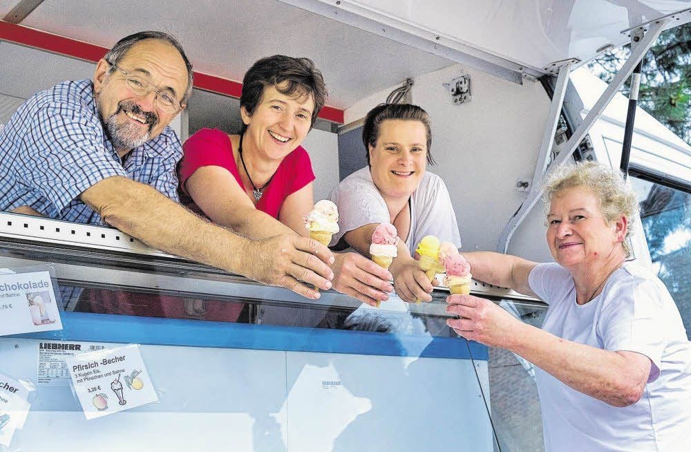 Karl-Heinz Thomas, Nancy Putzer (geb. Thomas), Nadine Hägele und Rosel Thomas sind die Eis-Crew aus Barnstädt.