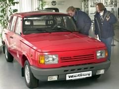 Besucher des Automobilbau-Museums in Eisenach betrachten einen roten «Wartburg 1.3», der vor zehn Jahren am 10. April 1991 als letzter «Wartburg» das Band der Endmontage des Automobilwerks Eisenach verließ. (Foto: dpa)