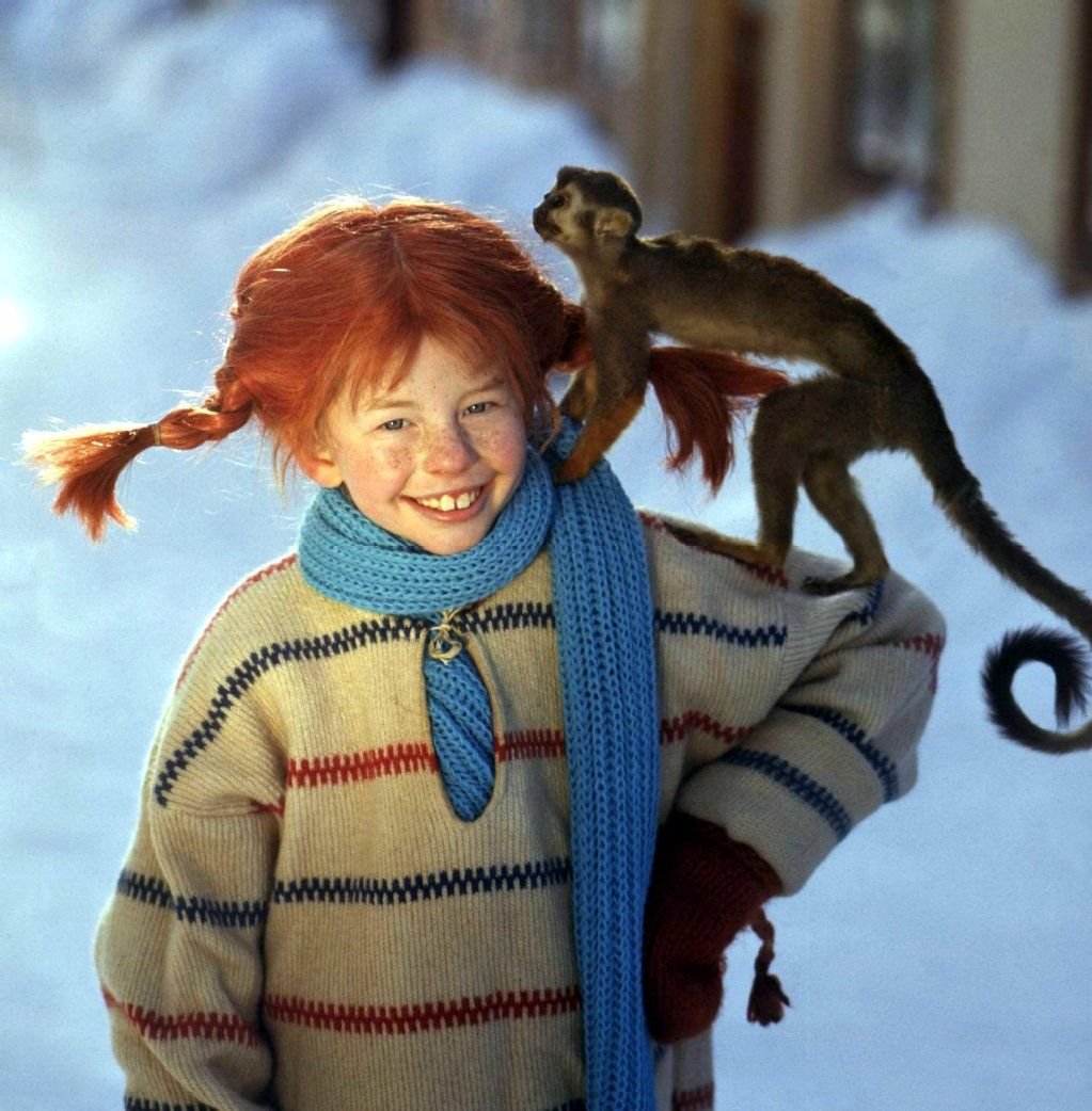 Astrid Lindgrens Pippi Langstrumpf mit ihrem Affen Herr Nilsson.
