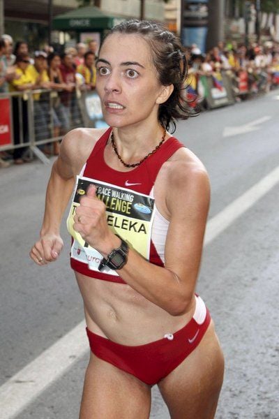 Die griechische Geherin Athanasia Tsoumeleka am 21.09.2008 beim 20 km-Gehen in Murcia (Spanin). Die Dopingfälle im griechischen Sport nehmen kein Ende: Die Geher-Olympiasiegerin von 2004, Athanasia Tsoumeleka, ist bei den Olympischen Spielen in Peking 2008 gedopt gewesen. Dies teilte am Montag der griechische Leichtathletikverband (SEGAS) mit. «Der Internationale (Leichtathletik) Verband IAAF hat uns informiert, dass auch die zweite Probe positiv getestet wurde», teilte der Verband auf seiner Internetseite mit. Der Athletin droht jetzt eine zweijährige Sperre und ein Gerichtsverfahren. Sollte sie verurteilt werden, könnte dies eine Strafe von bis zu zwei Jahren Gefängnis bedeuten. (FOTO: DPA)