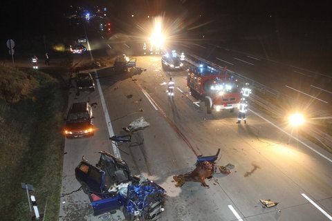 Bei einem schweren Verkehrsunfall am Morgen des 30.07.2010 auf der Autobahn 9 Richtung München bei Triptis mit sechs entlaufenen Pferden ist ein Autofahrer ums Leben gekommen und alle Tiere verendeten. (FOTO: DPA)