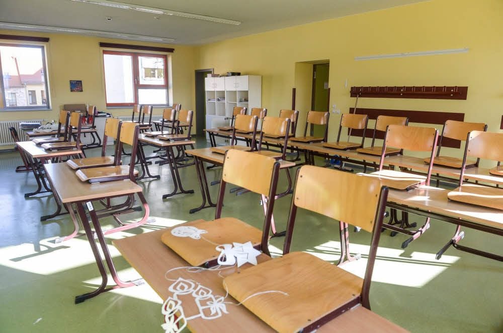 Die Stühle oben - ein deutliches Zeichen dafür, das in diesem Kunstraum in der Köthener Naumannschule derzeit nicht unterrichtet wird.