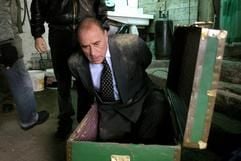Topolino (Maurizio Antonini) steigt in dem Kinofilm «Bye Bye Berlusconi» in einen Koffer. (Foto: dpa)
