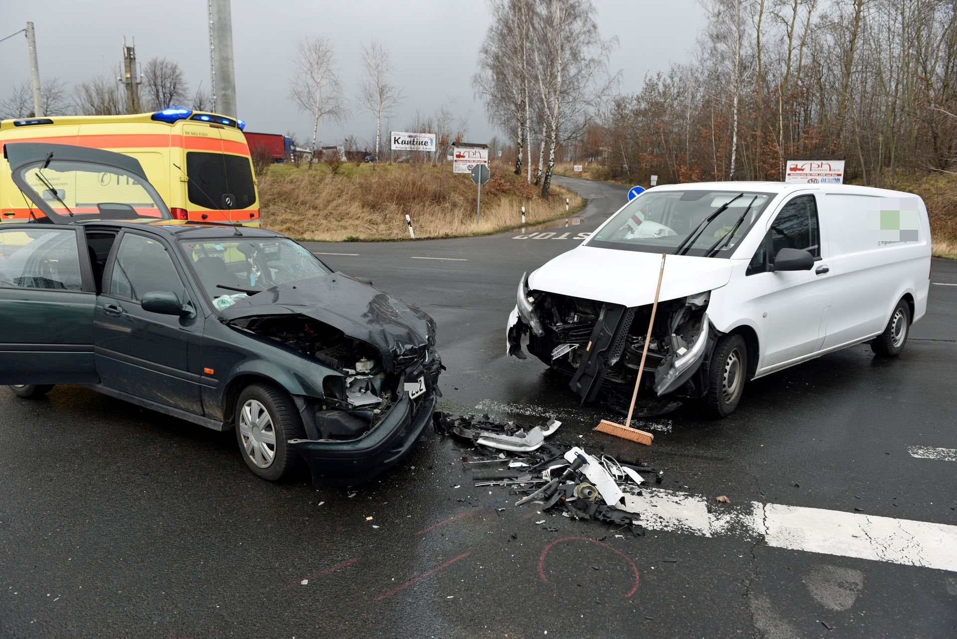 Die Unfallstelle an der Bundesstraße 175 bei Döbeln: Rettungskräfte mussten eine schwer verletzte Person in ein Krankenhaus bringen.