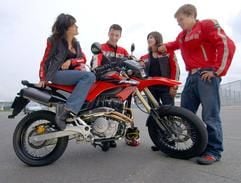 Jugendliche im Visier - Die Motorradhersteller wollen mit den neuen Supermotos die langsam vergreisende Schar der Motorradfahrer verjüngen. (Foto: dpa)