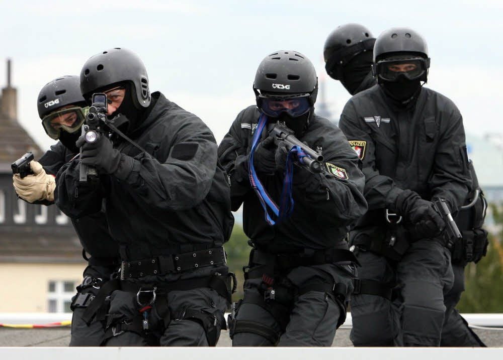 Polizisten eines Spezialeinsatzkommandos in voller Montur: Erhalten sie den Befehl zu einem Zugriff, haben Straftäter kaum mehr eine Chance.