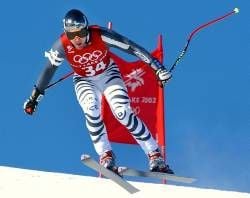 Olympische Winterspiele, Salt Lake City, Ski alpin, zweites Abfahrtstraining Herren am Samstag (09.02.2002) in Snowbasin. Der DSV-Rennläufer Max Rauffer springt an einem Tor vorbei. Rauffer fuhr beim Training mit einer Zeit von 1:42.07 auf den 31. Platz. dpa