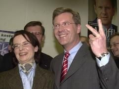 Der CDU-Landesvorsitzende Christian Wulff freut sich am Sonntag (02.02.2003) in seinem Büro im niedersächsischen Landtag mit seiner Frau Christiane über seinen Wahlsieg. (Foto: dpa)
