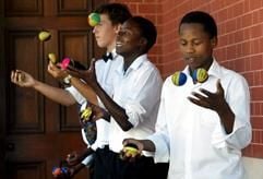 Schüler der weltweit einzigen Zauberschule in Kapstadt (Südafrika) jonglieren während einer Jonglagestunde mit Bällen. Zwei Schüler der Schule belegten kürzlich die ersten beiden Plätze des Welt-Jugend-Wettbewerbs für Magie in Las Vegas. (Foto: dpa)