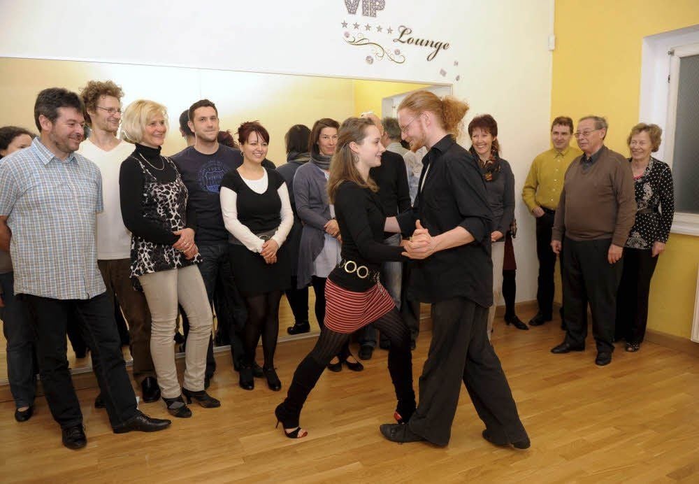 Tango-Kurs mit Tanzlehrer Roberto Lange und seiner Partnerin Elisabeth Antal in der Tanzschule Günther in der Raguhner Straße 20.