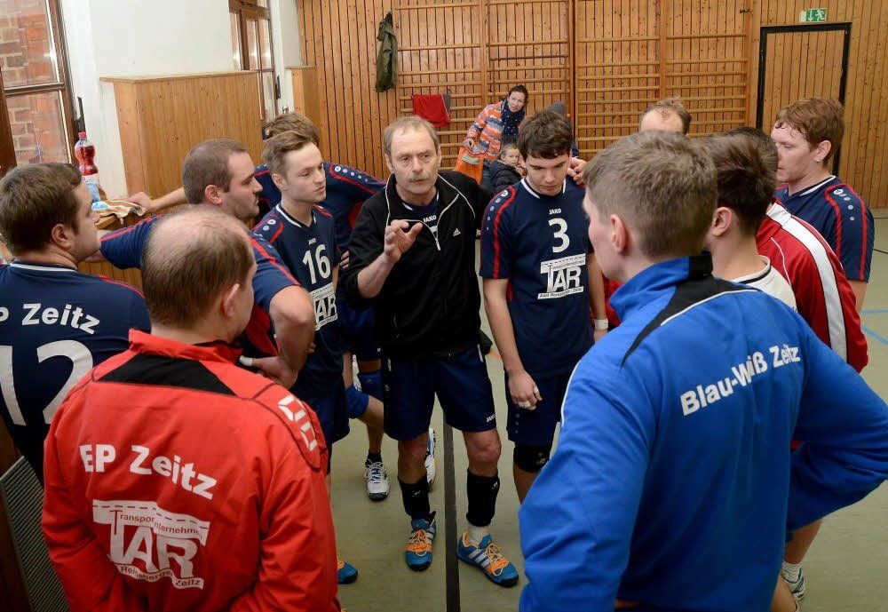 Trainer Axel Reinsberger (Mi.) redet auf seine Jungs ein.