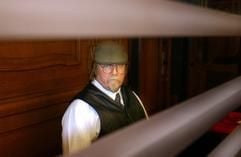 Der Bankräuber Dieter Wurm sitzt am Donnerstag (13.05.2004) im Landgericht in Berlin vor dem Prozessauftakt zu seiner Geiselnahme in einem Doppeldecker-Bus auf der Anklagebank. Der 47-Jährige soll den Bus mit rund zehn Fahrgästen am 11. April 2003 nach einem Banküberfall im Bezirk Steglitz in seine Gewalt gebracht haben. (Foto: dpa)