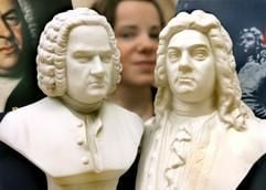Zwei Büsten der Komponisten Johann Sebastian Bach (l., 1685-1750) und Georg Friedrich Händel (1685-1759) zeigt Jennifer Bröcher vom Bach-Archiv in Leipzig. (Foto: dpa)