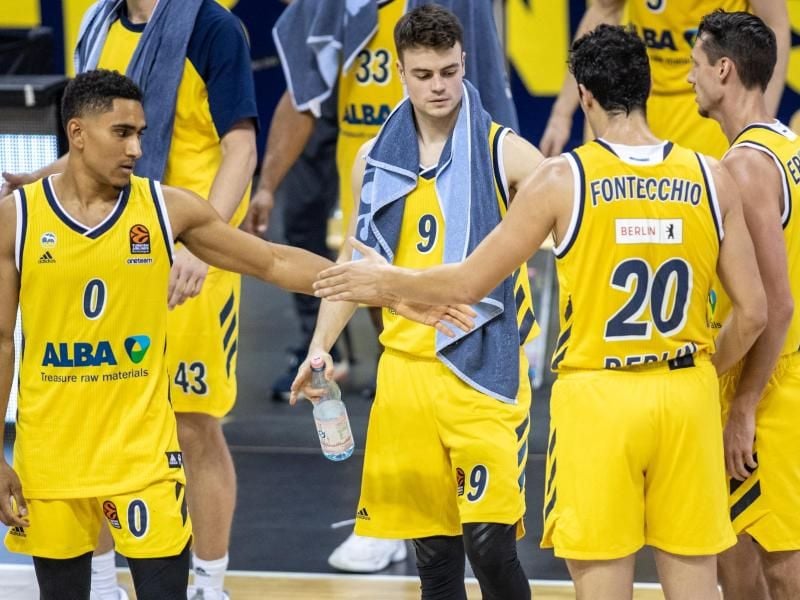 Alba Berlin hat in der Euroleague die dritte Niederlage kassiert: Die Spieler klatschen ab. Foto: Andreas Gora/dpa