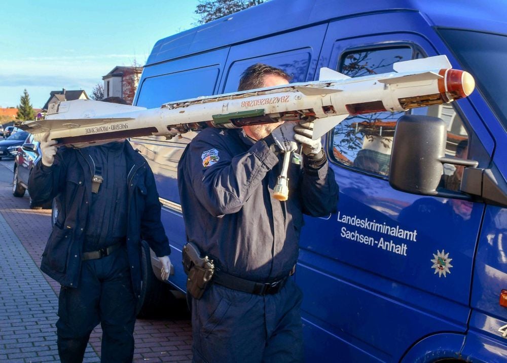 Razzia in Magdeburg: Die Polizei sicherte Teile einer russischen Lenkrakete.