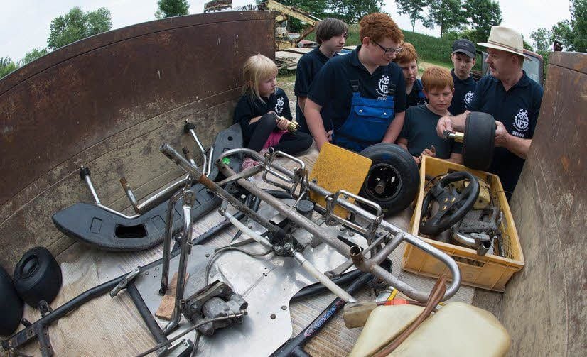 Bernd Zappe (r.) erklärt der Jugendabteilung, wie das neu erworbene „Oldtimer-Kart“ wieder zusammengesetzt wird.