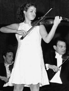 Die erst zwölf Jahre alte Anne-Sophie Mutter aus Waldshut während eines Konzerts in Stuttgart (Archivfoto vom 18.01.1977).