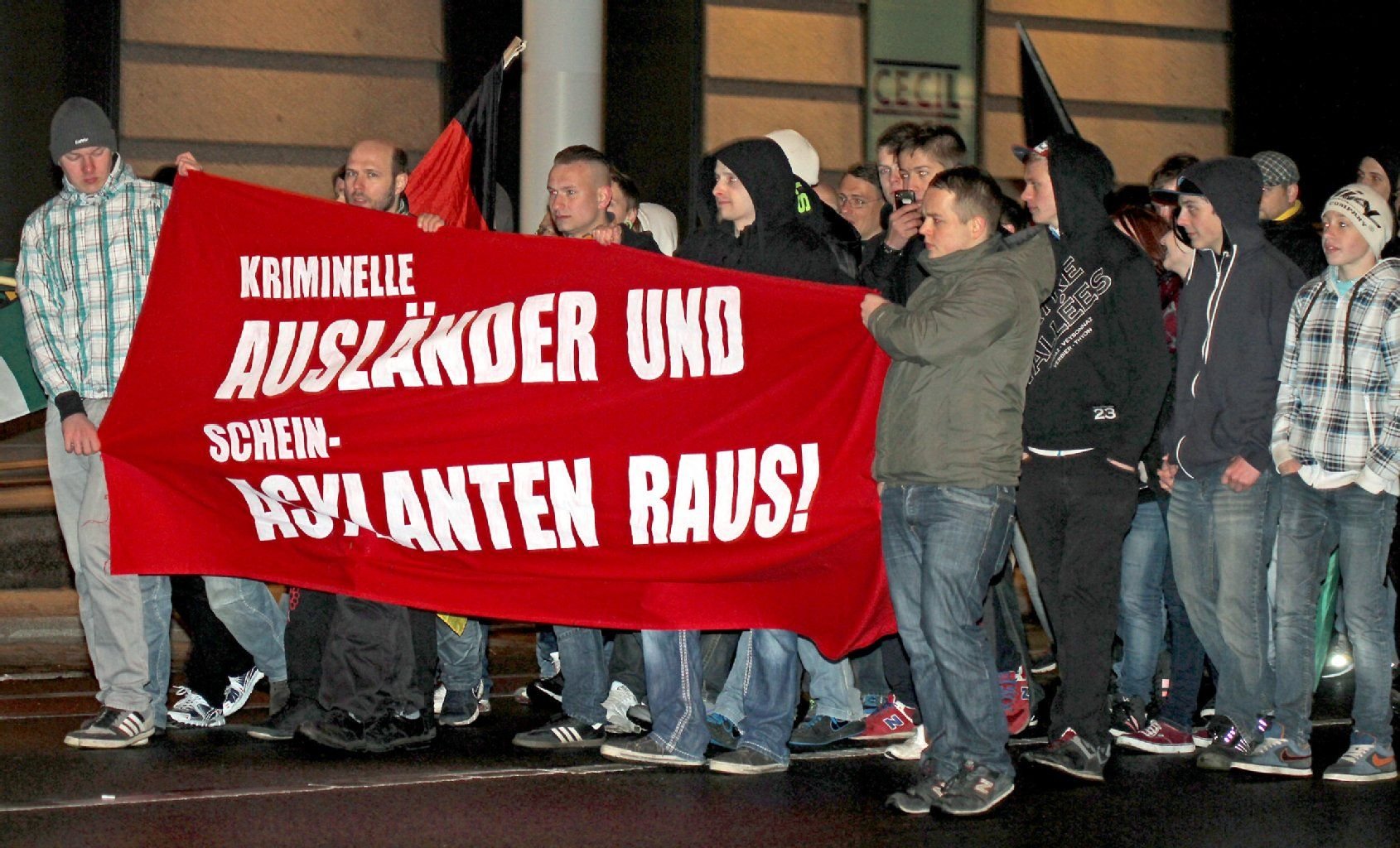 Teilnehmer einer NPD-Demo gegen Asylmissbrauch in Bautzen