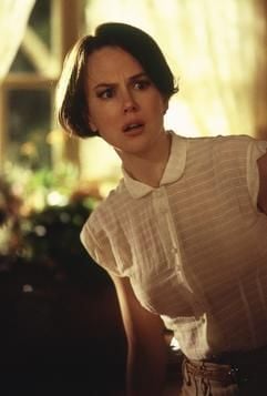Joanna Eberhart (Nicole Kidman) ist in dem neuen Kinofilm «Die Frauen von Stepford» einem Geheimnis auf der Spur. Als Joanna und ihr Mann Walter (Matthew Broderick) in den kleinen und vornehmen Vorort Stepford ziehen, ahnen sie nicht, was sie dort erwartet. Denn nicht nur ein mysteriös wirkender «Männerclub», sondern auch die unnatürliche Art der auffällig schönen Frauen in der Nachbarschaft erwecken ihr Misstrauen. Mit ihrer neugewonnenen und einzig «normalen» Freundin Bobbie (Bette Midler) stellt Joanna Nachforschungen über die «roboterartigen» Frauen von Stepford an. Und sie entdecken das grauenhafte Geheimnis der Frauen von Stepford. (Foto: dpa)