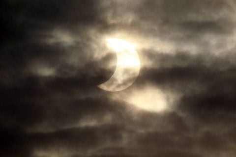 Wolken verdecken am Dienstag die Sonnenfinsternis am Himmel bei Bovenden in Südniedersachsen. (FOTO: DPA)