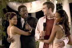 Ashton Kutcher als Simon (2.v.r.) und Zoe Saldana als seine Verlobte Theresa (r) stehen in einer Szene aus dem Film «Guess Who» neben Theresas Eltern (Judith Scott und Bernie Mac), die ihre Silberne Hochzeit feiern. (Foto: dpa)
