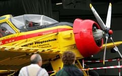 Besucher der Messe «Air Magdeburg» stehen auf dem Flugplatz in Magdeburg vor einem alten polnischem Flugzeug der Marke «Kruk». (Foto: dpa)