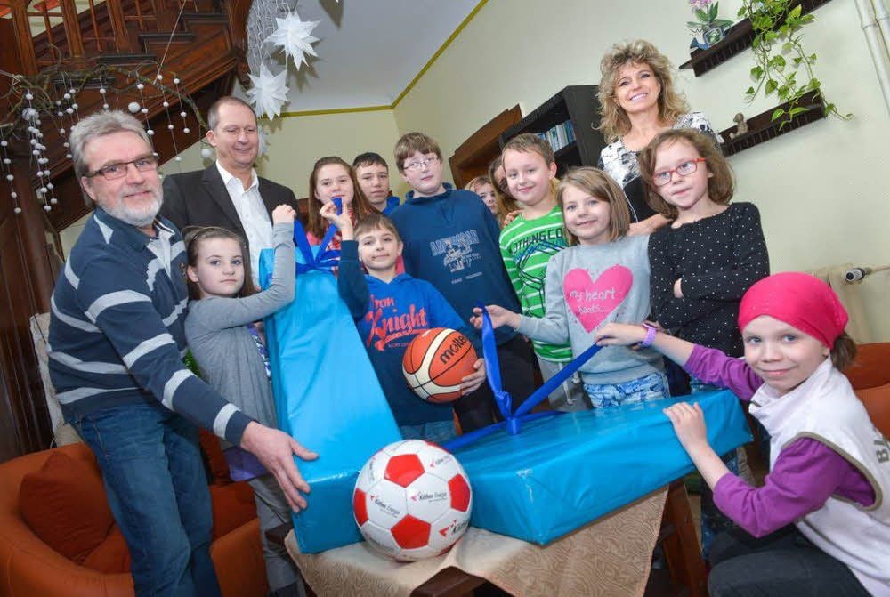 Falk Hawig (3.v.l.), Geschäftsführer der Köthen Energie, hat das Kinderheim „Arche“ in Köthen besucht - und den Kindern und Jugendlichen etwas mitgebracht. Das Geld für Fußballtore, Basketballkorb und Bälle ist bei einer Spendenaktion zusammengekommen.