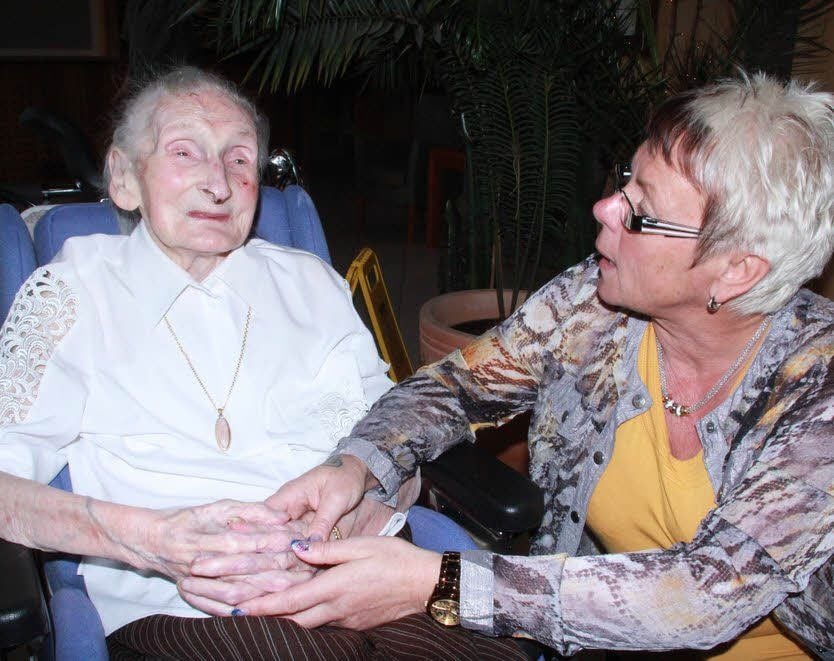 Zum 106. Geburtstag von Else Harlos gratuliert Gabriele Butzmann, Leiterin des Seniorenzentrums Rosengarten in Könnern.