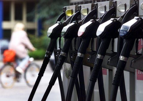 Tankstutzen einer Tankstelle warten auf Kunden. (FOTO: DPA)