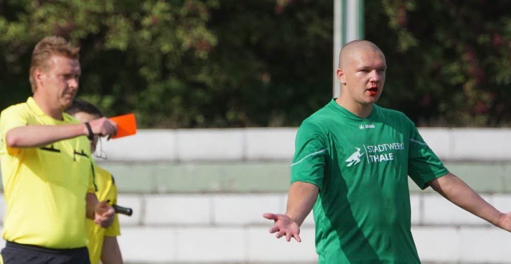 Florian Köhler hat sich eine blutige Nase geholt und ist fassungslos, Schiri Kay Schröter zeigt Maik Teutloff (nicht im Bild) den roten Karton.