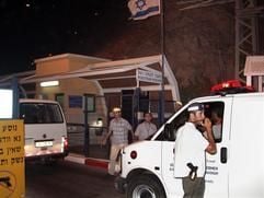 Israelische Krankenwagen passieren die israelisch-ägyptische Grenze zwischen Eilat (Israel) und Taba (Ägypten), um Opfer des Terroranschlags auf das «Taba Hilton»-Hotel zu versorgen. (Foto: dpa)