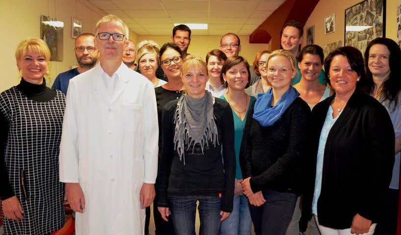 Chefarzt Stefan Breuer (vorn) , Pflegedienstleiter Daniel Behrendt (Mitte hinten) und Schulleiterin Ute Busch (links) begrüßten den neuen Kurs.