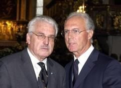 Fedor Radmann (l) und Franz Beckenbauer stehen im Juli 2002 in der Pfarrkirche von Kitzbühel beieinander. (Foto: dpa)