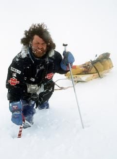 Der Bergsteiger Reinhold Messner demonstriert mit Ski und Lastenschlitten, wie es ihm und Arved Fuchs auf ihrer Antarktis-Expedition ergangen ist (Archivfoto von April 1990). (Foto: dpa)
