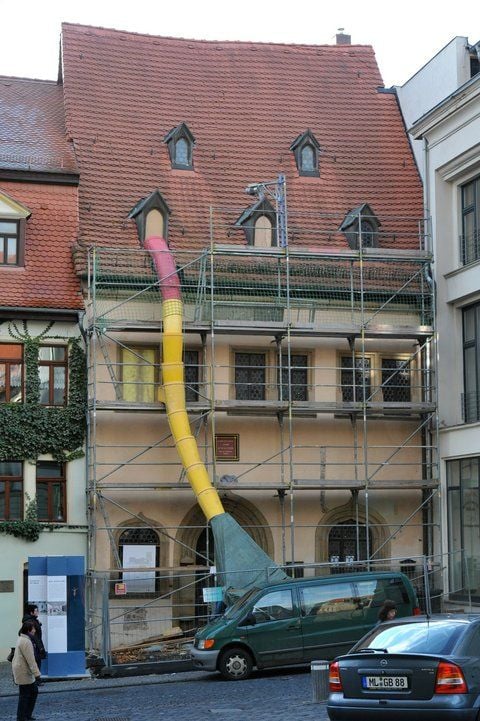 Ein Baugerüst steht in der Lutherstadt Eisleben am Sterbehaus des Reformators Martin Luther. (FOTO: DPA)