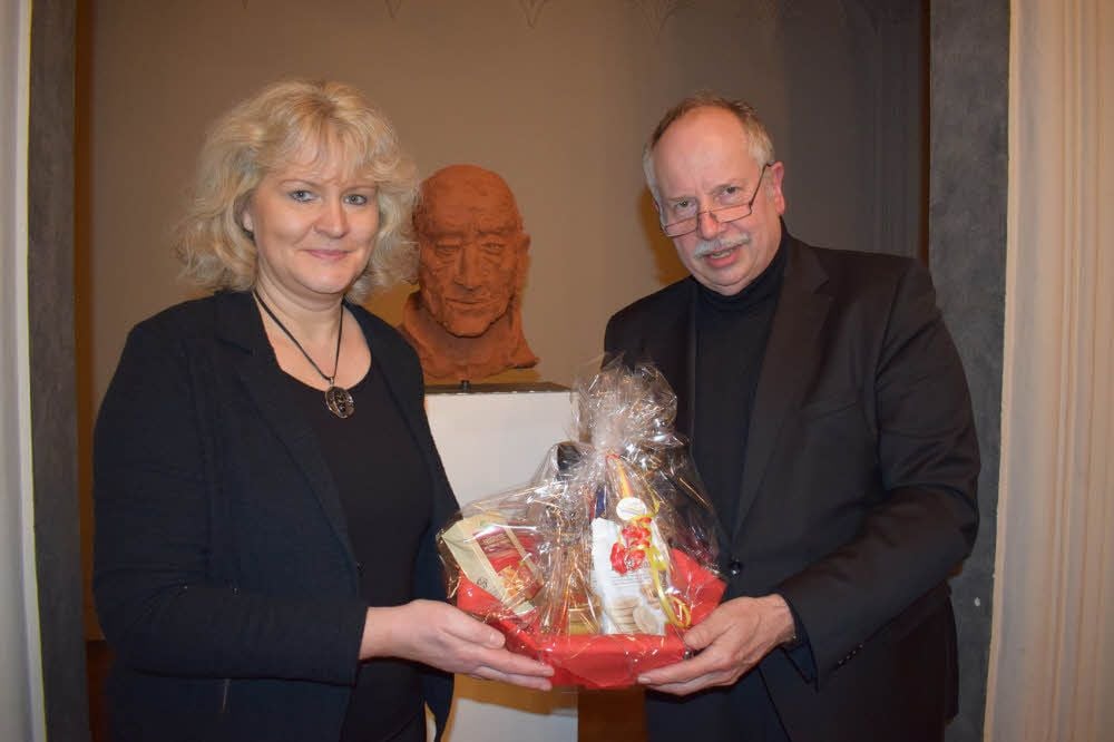 Andreas Schindler begrüßt Christiane Patzer in ihrem neuen Amt als Koordinatorin des Ambulanten Hospizdienstes.