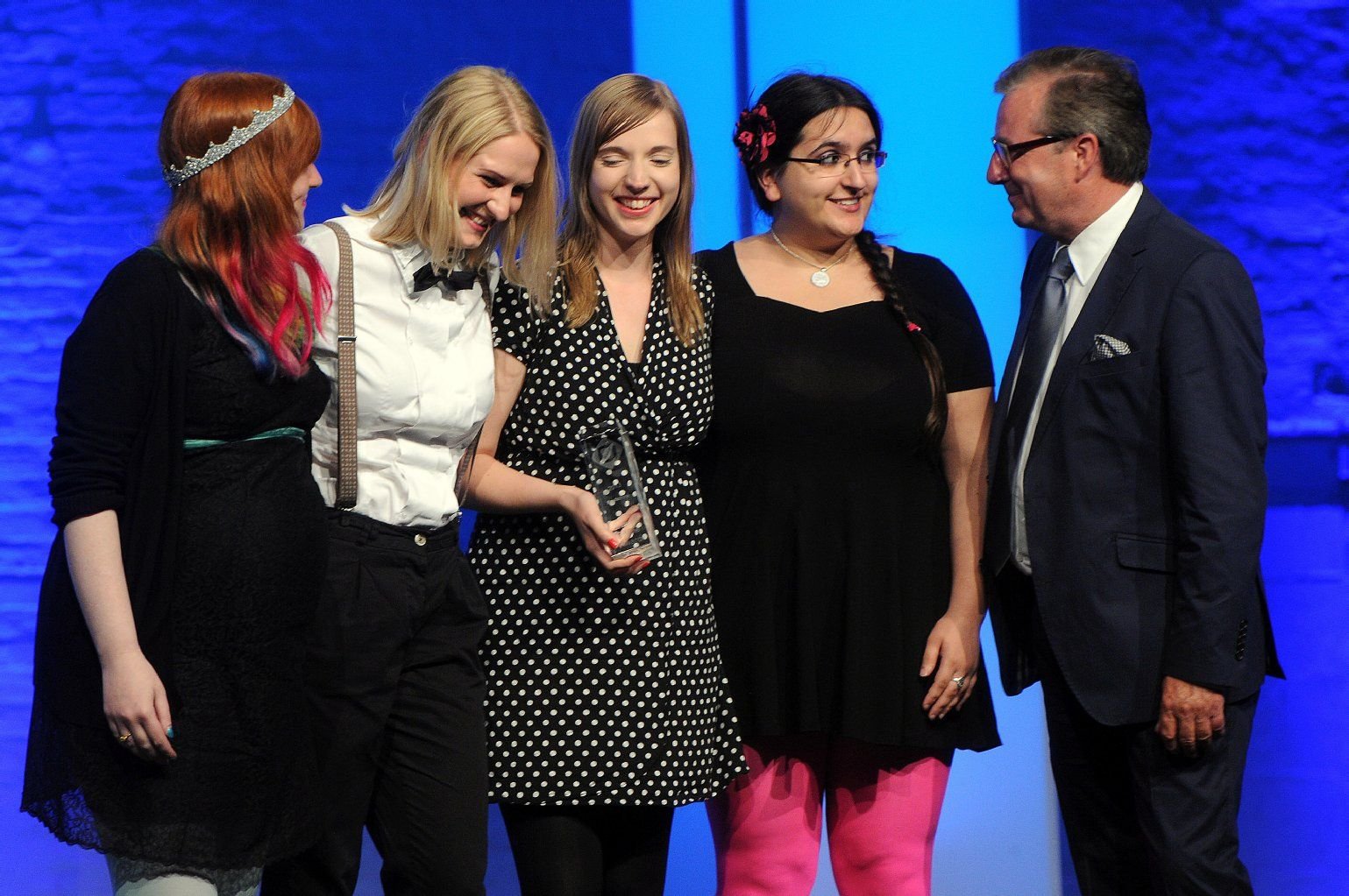 Die Twitternutzerinnen Nicole von Horst (l-r), Anna-Katharina Meßmer, Anne Wizorek und Jasna Strick und der Laudator Jan Hofer stehen bei der Verleihung der Grimme Online Awards mit dem Preis in der Kategorie "Spezial" für den Hashtag "#aufschrei" auf der Bühne.