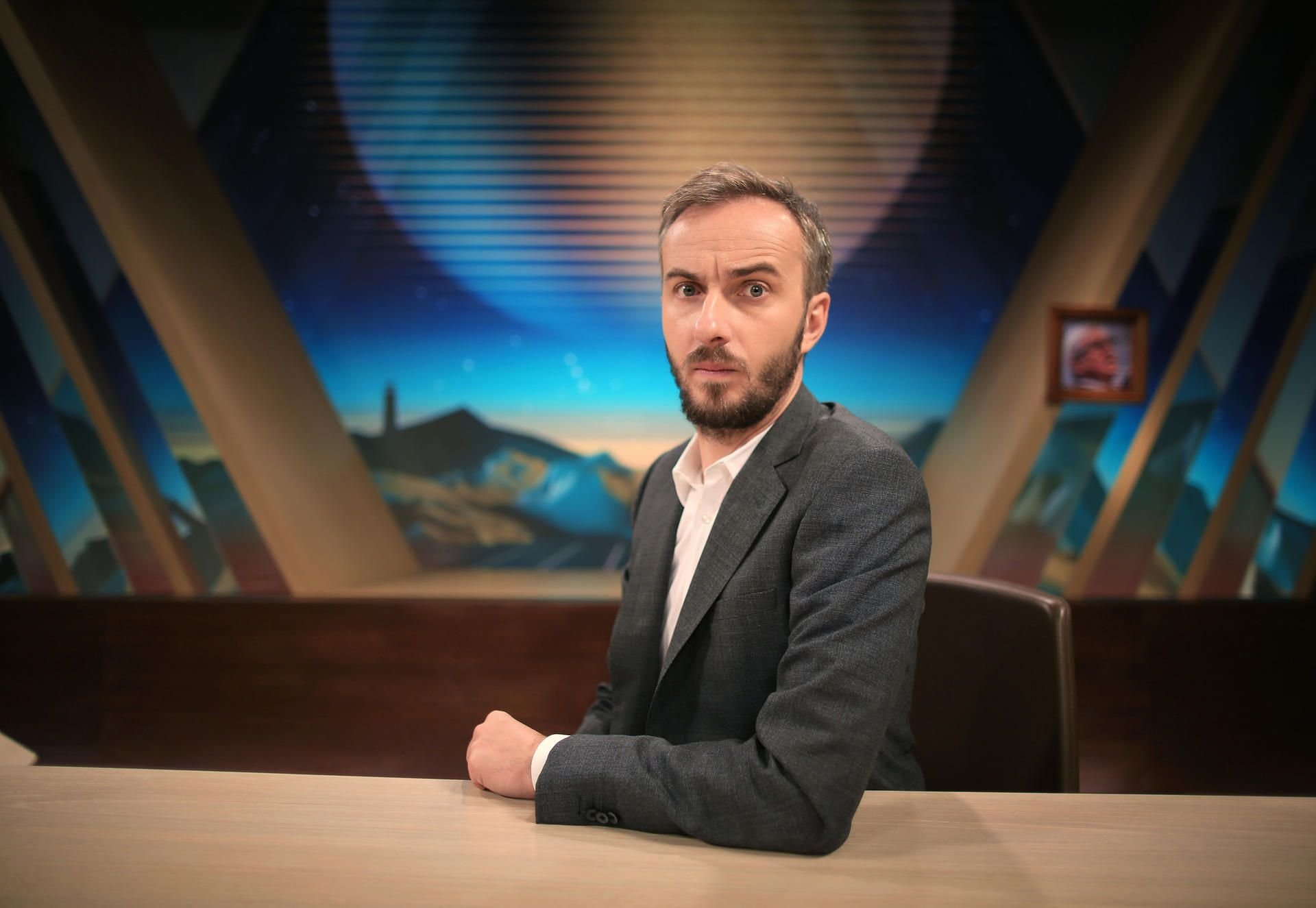Jan Böhmermann im (alten) Studio.