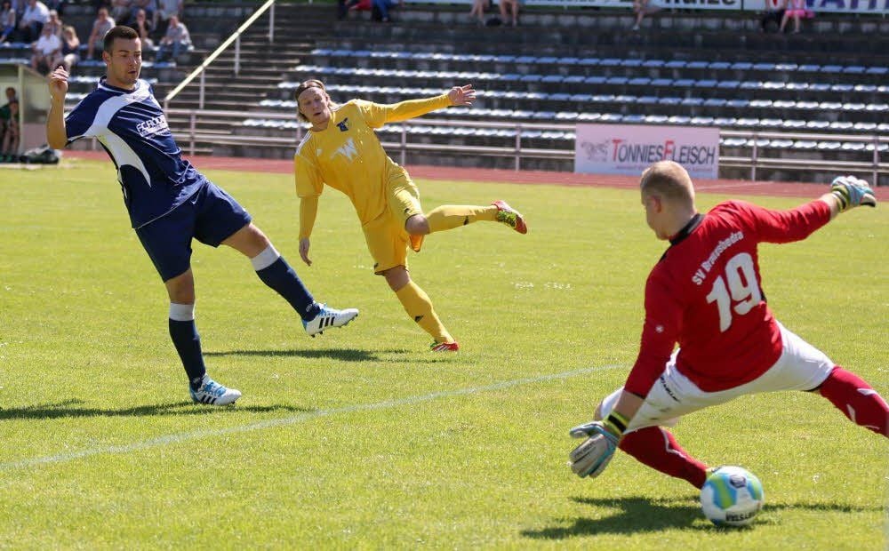 Tom Unholzer trifft nach einer halben Stunde zum vorentscheidenden 3:0 für den 1. FC Weißenfels.