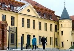 Ein Wahrzeichen der Reuterstadt Stavenhagen ist das Schloss, das von 1997 bis 1999 von der Stadt komplett saniert und zu einem Bürger- und Verwaltungszentrum ausgebaut wurde. Heute ist es Sitz u.a. von Bürgermeister, Stadtverwaltung, Touristeninformation und Standesamt. (Foto: dpa)