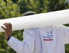 Schön kühl: Bei Temperaturen um 34 Grad Celsius liefert dieser Mitarbeiter der Firma «Eisvogel» in Berlin Stangeneis aus. (Foto: dpa)