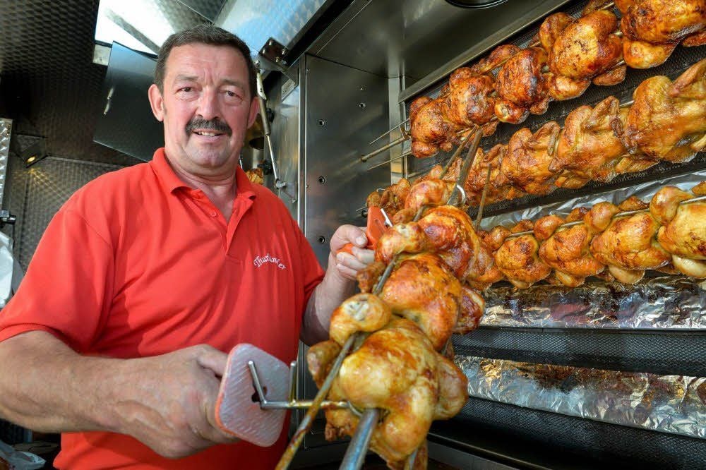 Dieter Fischer und seine Hähnchen: immer schön knusprig, goldbraun und saftig. Der 63-Jährige verlässt den Grillwagen und geht in Rente.