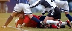 Während des EM-Qualifikationsspieles der Frauen- Fußball-Nationalmannschaft gegen Schottland im Potsdamer Karl-Liebknecht-Stadion fallen die deutsche Spielerin Kerstin Stegemann (M) und zwei Schottinnen über die schottische Torfrau Gemma Fay. (Foto: Ralf Hirschberger dpa)
