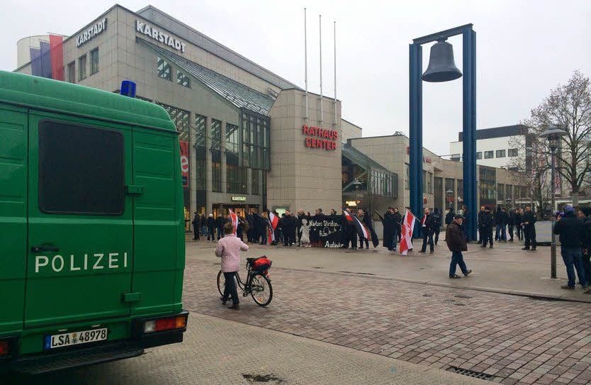 An der Friedensglocke demonstriert die NPD, begleitet von einer Gegendemo. Viele Polizisten sind vor Ort.