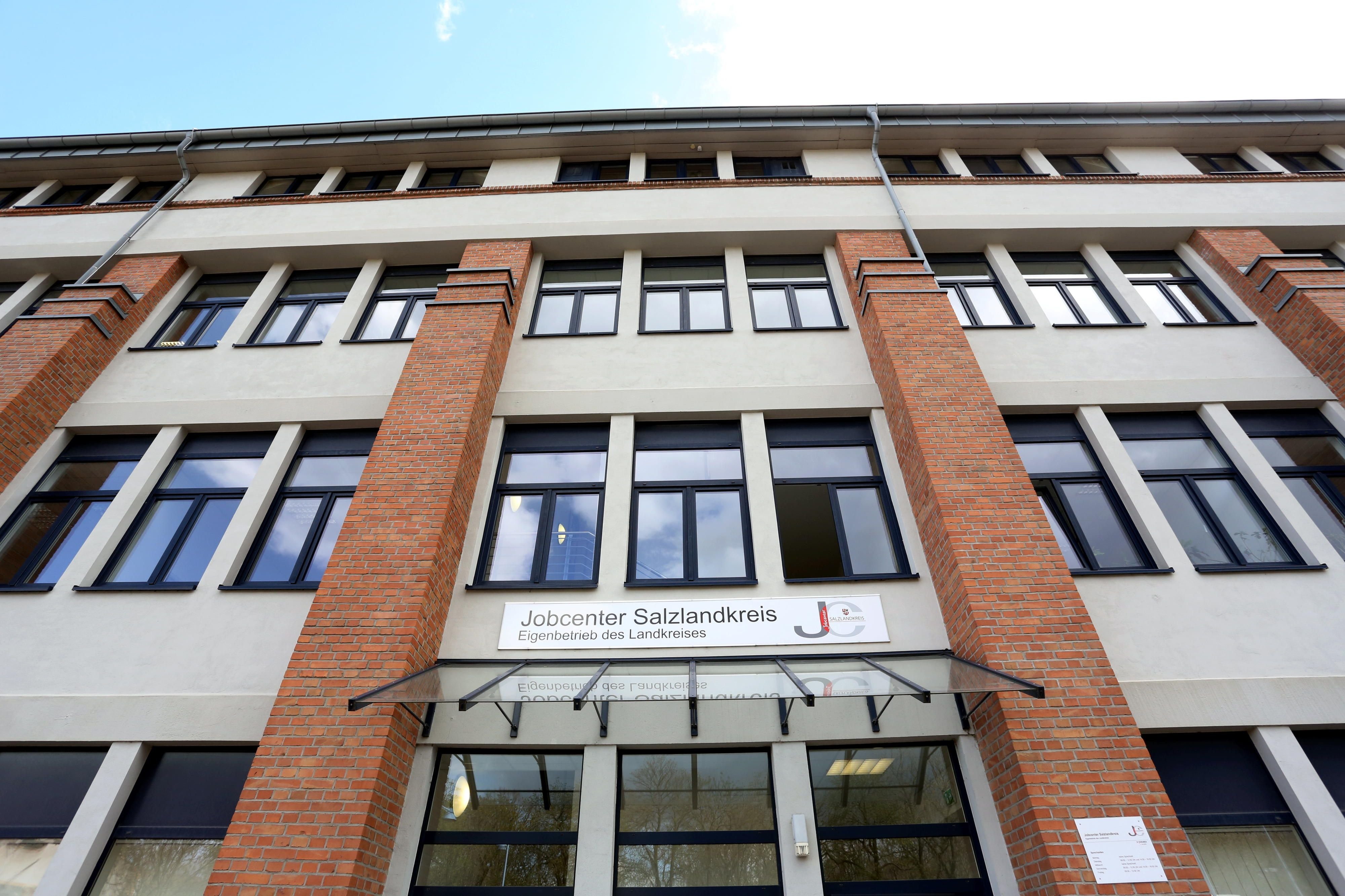 Das Portal des Jobcenter des Salzlandkreises an der Parkstraße 11 in Bernburg.